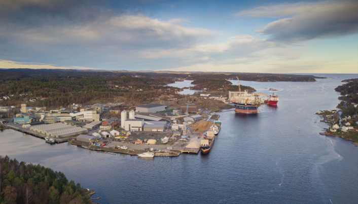 KONKURRANSEFORTRINN: En nøkkel til næringsetableringen er nærheten Arendals Havn kaier i Eydehavn. Herfra skal mye av råvarene komme inn og gå ut med miljøvennlig sjøtransport.