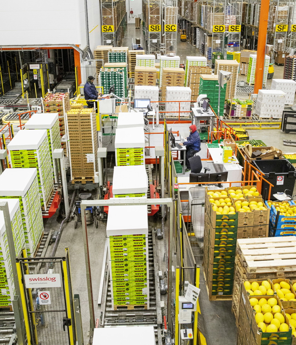 TRIMMET SYSTEM: Det jobbes systematisk med forbedring av logistikk, blant annet ved å øke fyllingsgraden i bilene og redusere tomkjøring. Det vil i praksis gi store utslippskutt i form av færre vogntog på veien, påpeker Bama. Her fra Bamas lager på Alnabru i Oslo.