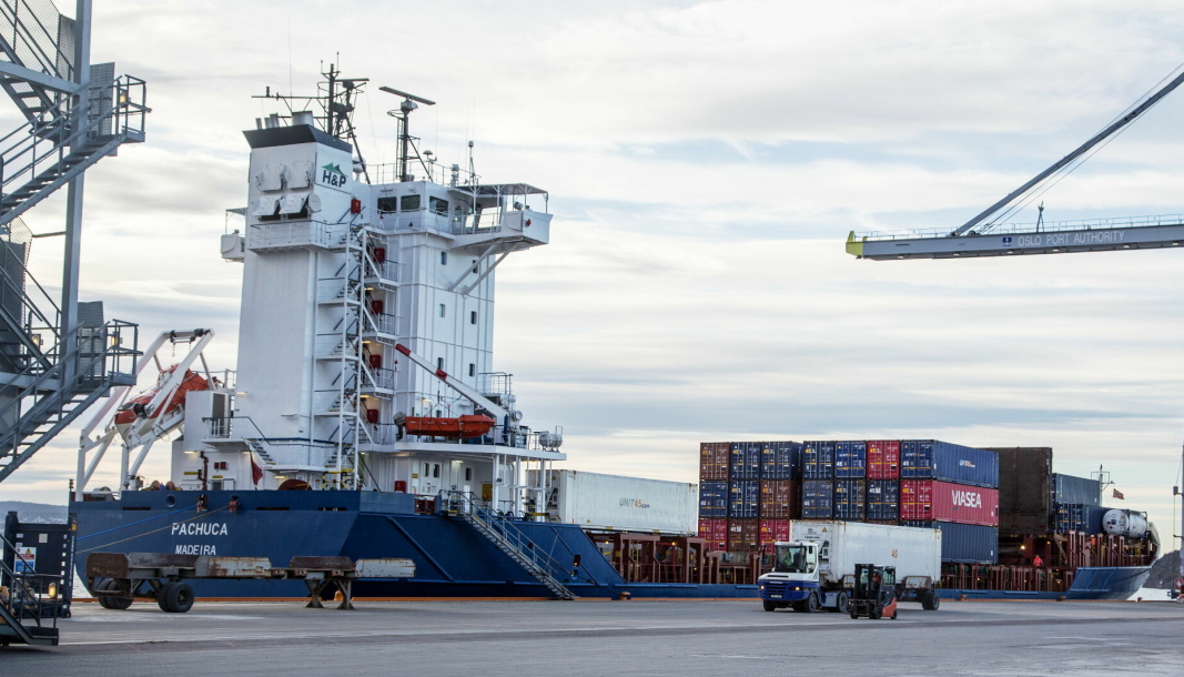 TAR SJØVEIEN: Bama får mye av sin import til Sjursøya i Oslo. Her losses én av Bamas containere fra Viasea-skipet Pachuca.