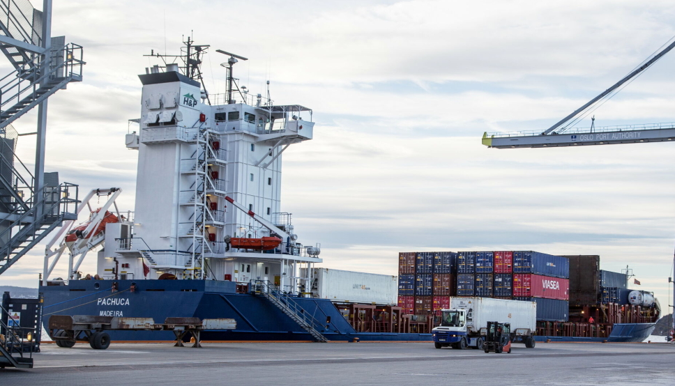TAR SJØVEIEN: Bama får mye av sin import til Sjursøya i Oslo. Her losses én av Bamas containere fra Viasea-skipet Pachuca.