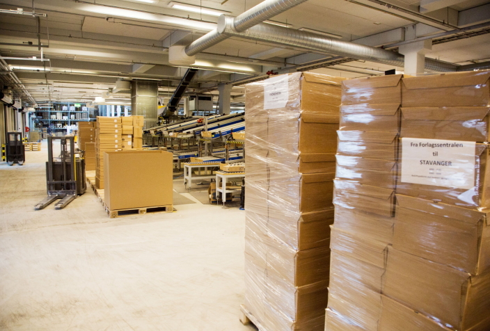 NORGE RUNDT: Posten/Bring håndterer distribusjonen for Forlagssentralen, som sender til hele landet.