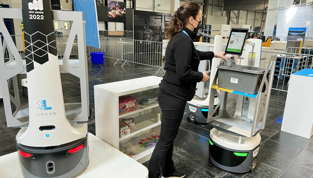 ROBOT-TIL-PERSON-SYSTEM: Markedsdirektør Europa for Locus Robotics Claudia Beer demonstrerer hvordan et plukk gjennomføres med selskapets AMR-løsning.