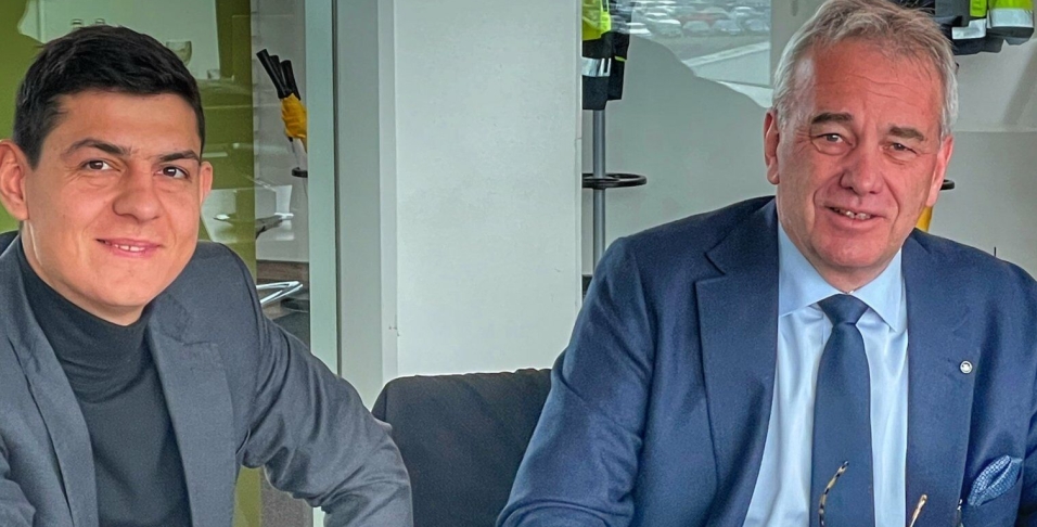 Fra kontraktsignering i Rostock. Havnedirektør Tore Lundestad til høyre sammen med Liebherrs representant.