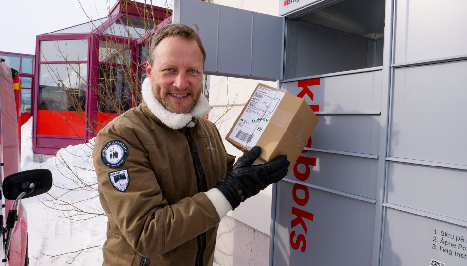 Onsdag ble de første pakkeboksene satt ut i Alta. Kenneth Tjønndal Pettersen, pressesjef i Posten, sier dette markerer starten på arbeidet med å doble antall utleveringssteder for pakker i gamle Finnmark fylke. Onsdag ble de første pakkeboksene satt ut i Alta. Kenneth Tjønndal Pettersen, pressesjef i Posten, sier dette markerer starten på arbeidet med å doble antall utleveringssteder for pakker i gamle Finnmark fylke.