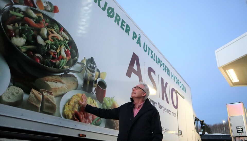 Jan Carsten Gjerløw med Asko hydrogenlastebil.