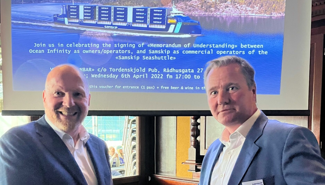 Are Gråthen, Samskip-sjef i Norge (t.h.) og Oskar Mykland, CFO Red Rock - Part of Ocean Infinity, har inngått samarbeid om to hydrogendrevne containerskip.