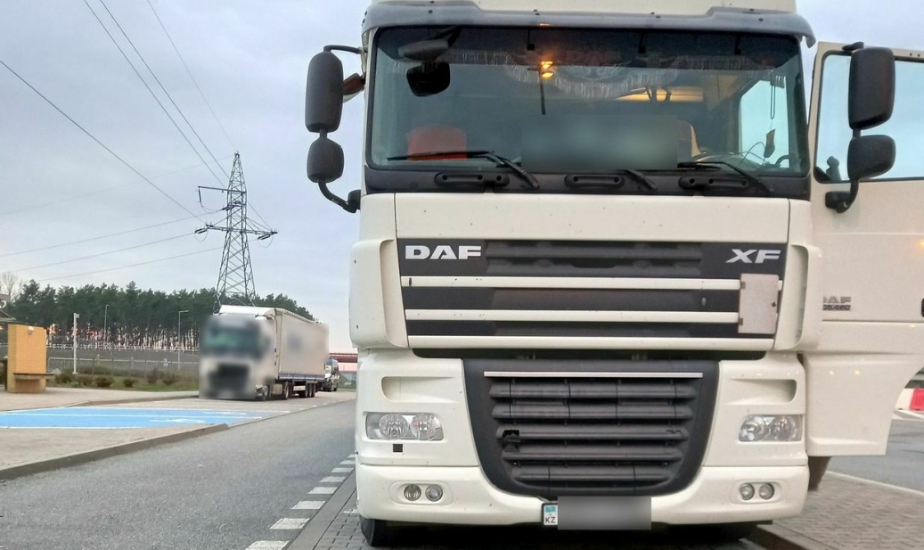 Dette kasakhstanske vogntoget ble parkert da sjåføren ikke kunne fremvise de nødvendige tillatelsene for transporten i Polen til inspektører i det polske sjefstilsynet for veitransport.