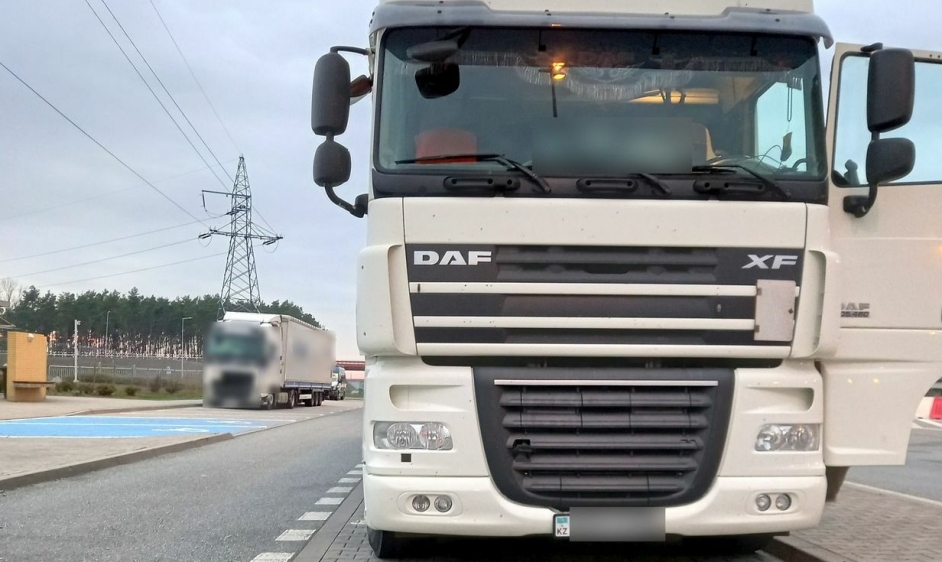 Dette kasakhstanske vogntoget ble parkert da sjåføren ikke kunne fremvise de nødvendige tillatelsene for transporten i Polen til inspektører i det polske sjefstilsynet for veitransport.