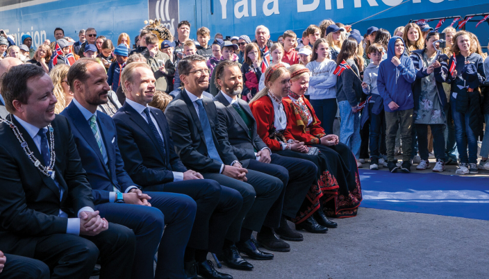 KONGELIG TILSTEDEVÆRELSE: Kronprins Haakon var hedersgjest under dåpsseremonien. Helt til høyre de to gudmødrene Pernille Gundersrud og Malene Moen Straume