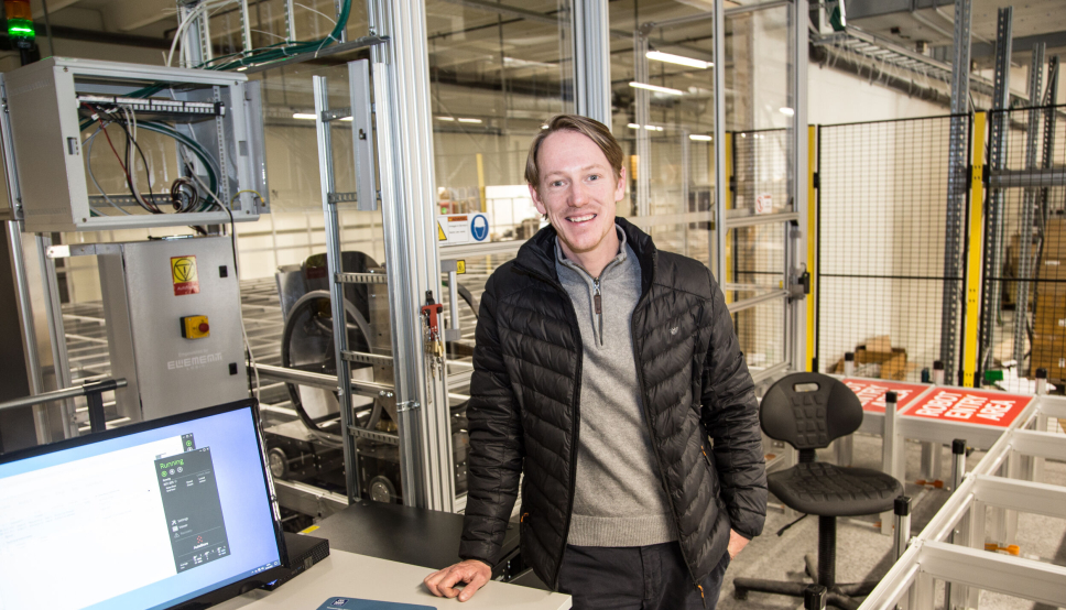 I STARTGROPA: AutoStore-anlegget var klart til å fylles opp da MT var på besøk i slutten av april. Forretningstuvikler Andrew Heap gleder seg til å komme i gang.