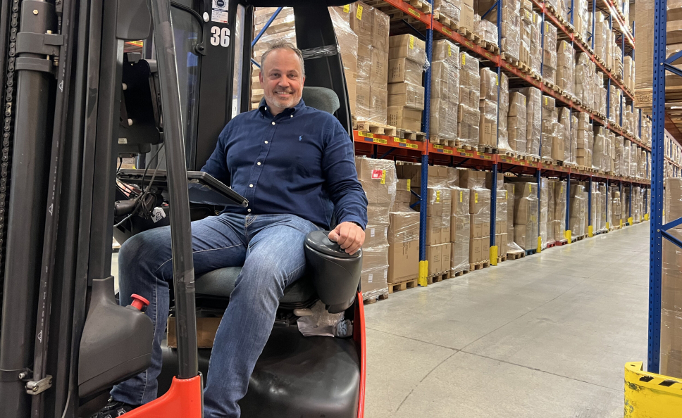 RYDDER PLASS: Når varer ankommer «just in time» i en tid da alt er rigget for «longer time», må logistikkdirektør Robert Steen i Nille Srydde plass til mye nye varer på et smekkfullt lager.