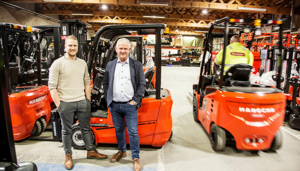 TRUCKER PÅ LAGER: Å ha trucker på lager er en av suksessformlene til Ådalen Truck, sier eier og grunnlegger Arild Ådalen (til høyre). Her med sønnen Ørjan som har vært daglig leder siden 2017.