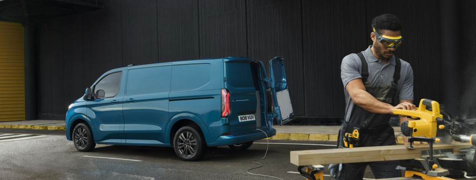 POWER: Med Ford Pro Power ombord kan bilen benyttes til el-verktøy på en byggeplass.