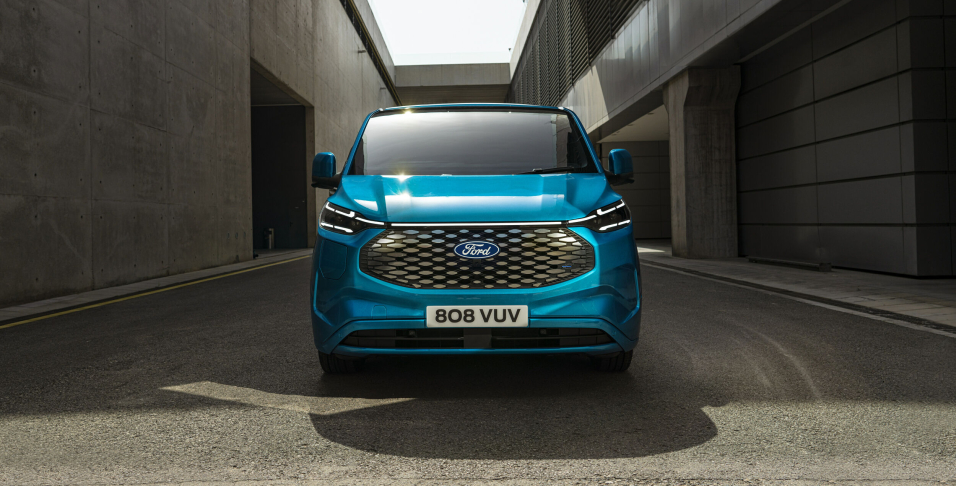 UNIK: Det vil være enkelt å gjennkjenne E-Transit Custom ute på landeveien med den distinkte LED-signaturen.