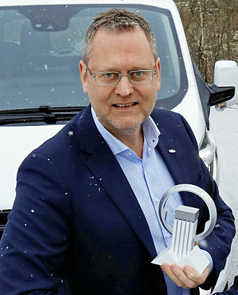 ELEKTRIFISERING: Adm. dir. Per Gunnar Berg i Ford Motor Norge, med trofeet som et bevis på at Transit Custom vant van Van of the Year 2020 med Ford Transit Custom Plug-In Hybrid.