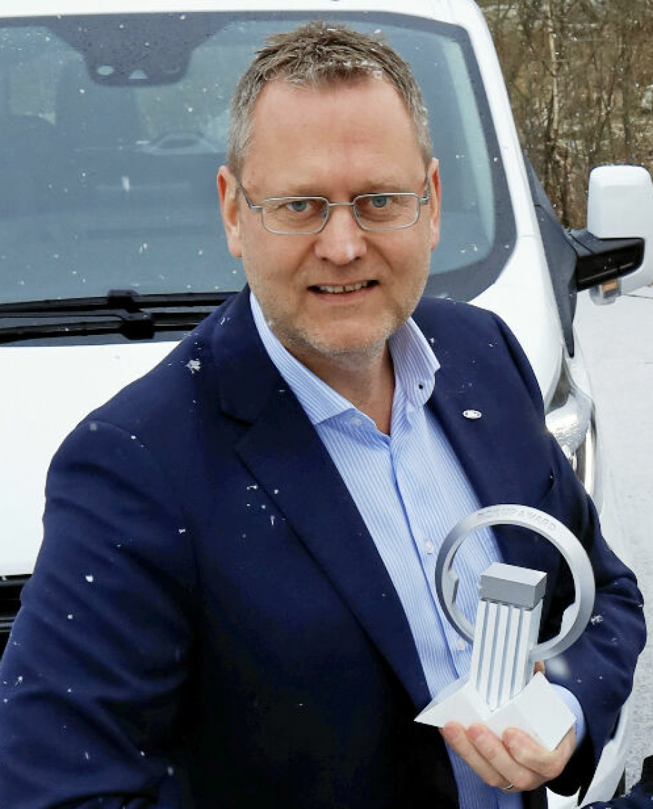 ELEKTRIFISERING: Adm. dir. Per Gunnar Berg i Ford Motor Norge, med trofeet som et bevis på at Transit Custom vant van Van of the Year 2020 med Ford Transit Custom Plug-In Hybrid.