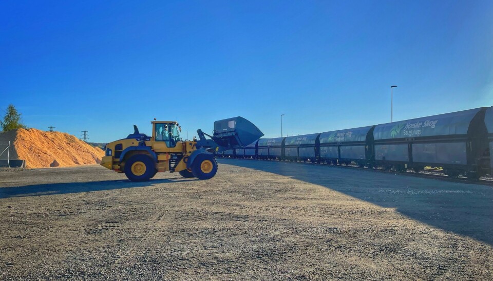 Norske Skog flytter nå sin transport mellom Larvik og Halden over på jernbane.