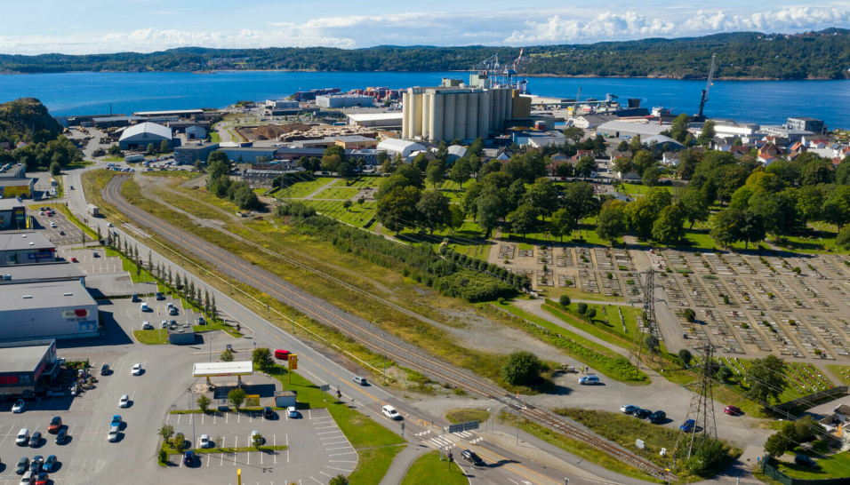 Larvik Havn har lenge jobbet med å få bruke Sikatomta, mellom fylkesveien og gravlunden på bildet, til godsterminal. Fra fredag er de i gang.