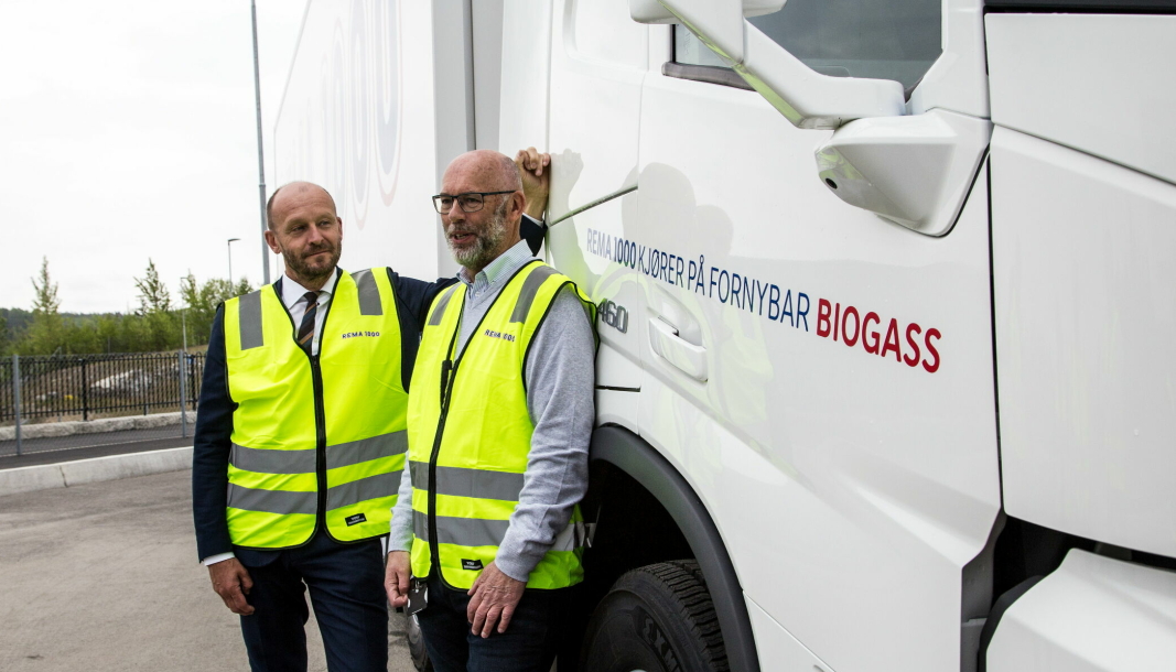 Statssekretær Odd Steinar Viseth (til venstre) så godt som lovet at det blir fritak for bompenger for biogassbiler innen kort tid. Transportdirektør Rune Herje i Rema Distribusjon er glad for det, men sier at det ikke var en forutsetning for investeringen i 12 biogasslastebiler.