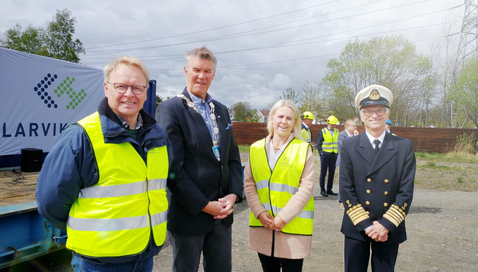 JOBBER VIDERE: Den midlertidige jernbaneterminalen i Larvik havn står nå ferdig. Nå begynenr arbeidet med å få til en permanent terminale på Revet. Fra venster: teknisk sjef Fred Arne Sørum, Larvik-ordfører Erik Bringedal (H), markedssjef Beate Palmgren og havnedirektør Jan Fredrik Jonas.