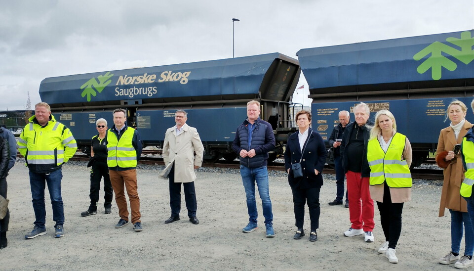 STORT OPPMØTE: Et sekstitalls personer var invitert til åpning av den midlertidige jernbaneterminalen fredag 13. mai.