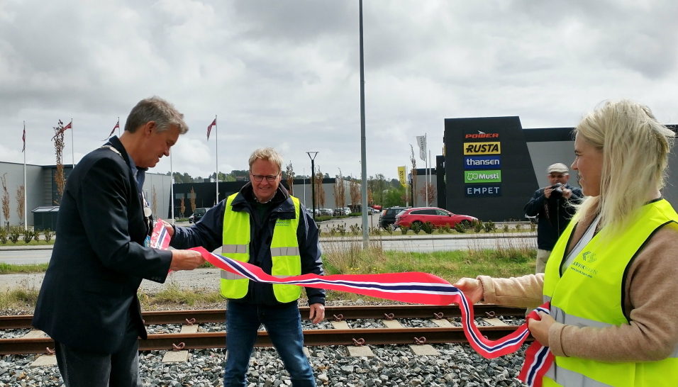 TYVSTARTET: Larvik-ordfører Erik Bringedal (H) var hyperrask til å klippe over snoren - og erkære jernbaneterminalen til Larvik Havn KFsom åpnet. De to andre på bildet er teknisk sjef Fred Arne Sørum og markedssjef Beate Palmgren fra Larvik Havn KF.