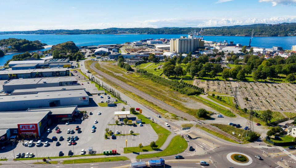 TOMTA: Sikatomta der terminalen nå er etablert ligger mellom innfartsveien til havna og en gravlund.