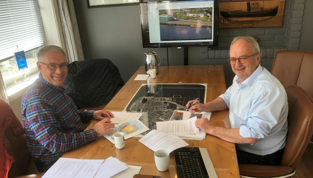 Det var avtroppende havnedirektør Einar Olsen (t.h.) , som sammen med daglig leder hos Drammen Eiendom KF, Gjermund Riise Brekke, signerte avtalen.