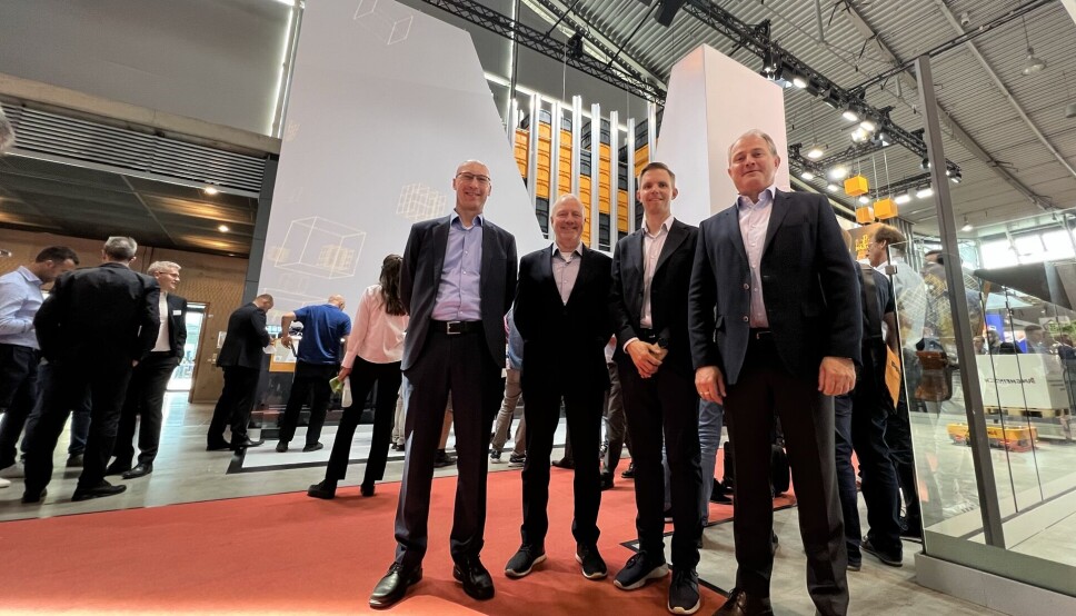 Salgsdirektør Fredrik Høyer-Dahl (fra venstre), salgsdirektør logistikksystemer Ragnar Pettersen, direktør for logistikksystemer Jens Gjerlaug og administrerende direktør Arild Drageset i Jungheinrich Norge gledet seg stort over Jungheinrichs store nyhet på LogiMat. Salgsdirektør Fredrik Høyer-Dahl (fra venstre), salgsdirektør logistikksystemer Ragnar Pettersen, direktør for logistikksystemer Jens Gjerlaug og administrerende direktør Arild Drageset i Jungheinrich Norge gledet seg stort over Jungheinrichs store nyhet på LogiMat.