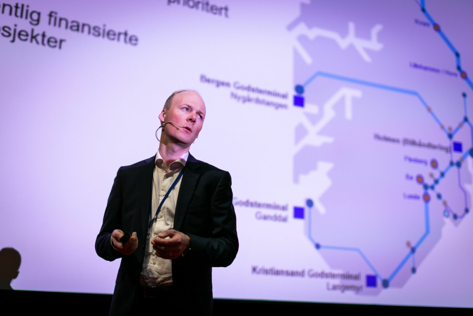 Oskar Stenstrøm, godsdirektør i Bane Nor, fortalte om hvilke grep som gjøres og bør gjøres for å sikre fortsatt vekst i gods på bane.