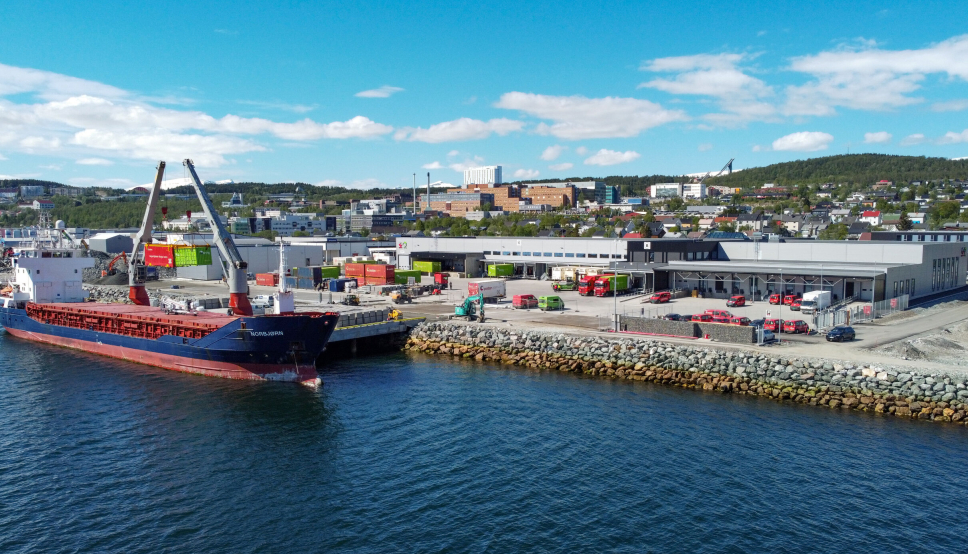 Logistikksenteret ligger ved kaia. Her ligger Nordbjørn klar til å laste gods til Svalbard.