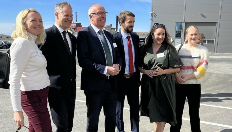 Fra v. Stortingsrepresentant for Østfold Solveig Vitanza (Ap), samferdselsminister Jon-Ivar Nygård (Ap), konserndirektør Arvid Moss i Hydro, næringsminister Jan Christian Vestre (Ap), Fredrikstad-ordfører Siri Martinsen (Ap), utplassert ungdomsskoleelev Ingrid Fjeld Kristiansen.