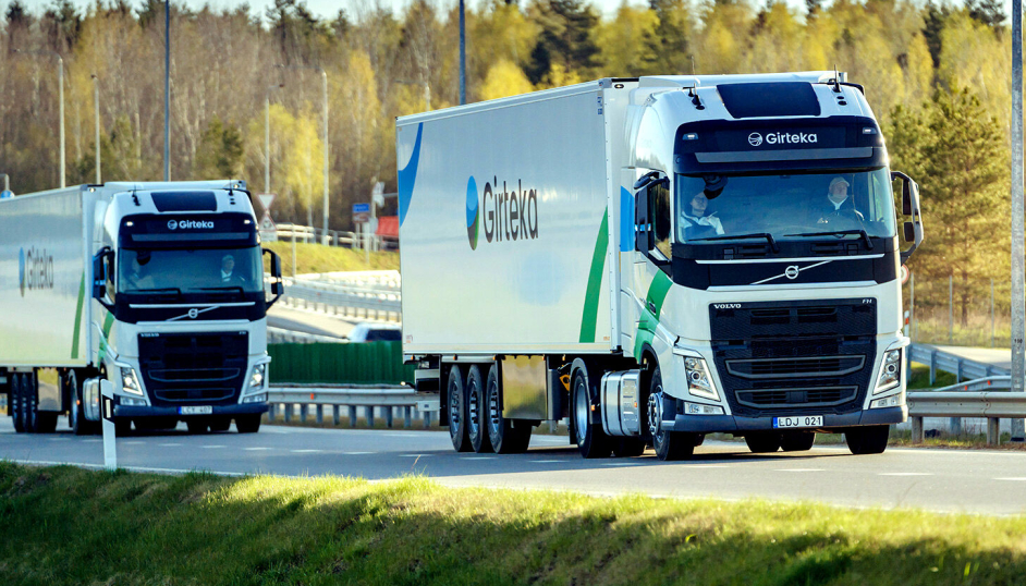 Rød-svart Girteka Logistics-logo (se bilde nederst) erstattes med grønn-blå-svart Girteka-logo.