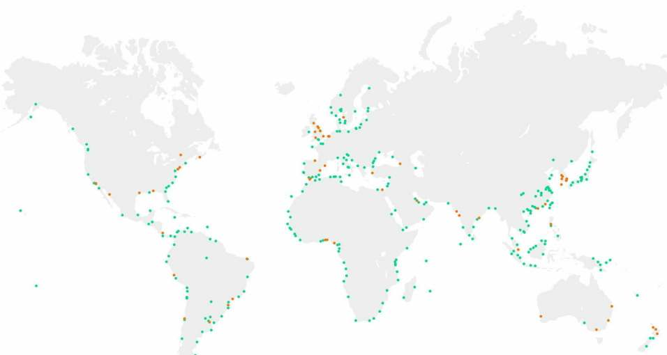 GLOBALT: Havner i hele verden har knyttet seg til Tradelens-systemet. De oransje prikkene viser havner som er direkte integrert med Tradelens, mens de grønne er havner og terminaler som deler data til Tradelens via transportører og rederier.