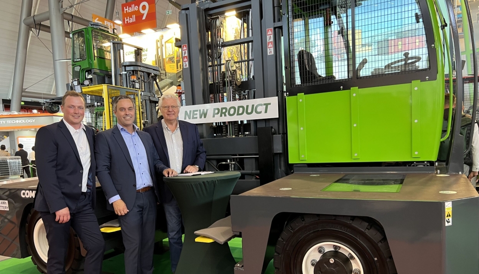 ELEKTRISK SIDELASTER: Fredrik Morvik, teknisk leder for el-truck (f.v.), salgssjef Jan Ove Ekerhaugen og daglig leder Jørund Woll i Materialhåndtering AS, viste stolt frem prototypen på den nye elektriske sidelasteren, Combi-FSE.