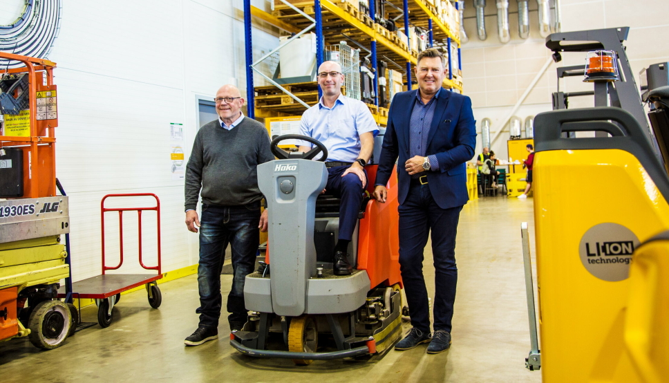 SETTER NYE KLUTER TIL: Jungheinrich inngår partnerskap med Hako Ground & Garden om salg og vedlikehold av gulvvaskemaskiner. Fra venstre Geir Sabel Olsen, produktsjef Hako, salgsdirektør Fredrik Høyer-Dahl i Jungheinrich og Hans Arne Eliassen daglig leder Hako.