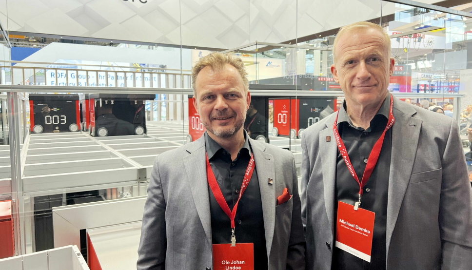PÅ PLASS: Ole Johan Linde, CMO (til venstre) og Michael Demko, som er leder for AutoStore Retail globalt, gledet seg over en godt besøkt stand i Stuttgart.