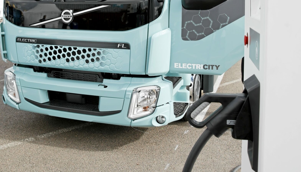 Mange lastebileiere sitter på gjerdet og venter med innkjøp av elektriske lastebiler, fordi tilgjengeligheten til lading er for dårlig. Det ønsker regjeringen nå å gjøre noe med.