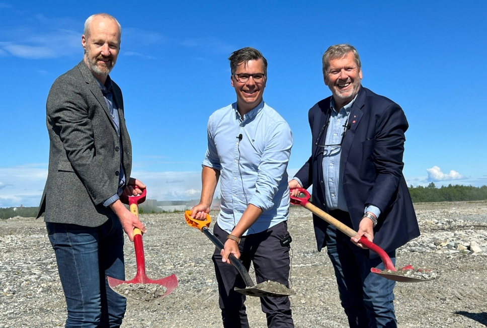 Ikea-sjef Carl Aaby tok første spadetak for møbelgigantens nye sentrallager i Vestby. Her flankeres han av adm. direktør Morten Raugstad i A Bygg Entreprenør (t.v.) og Vestby-ordfører Tom Anders Ludvigsen (t.h.).