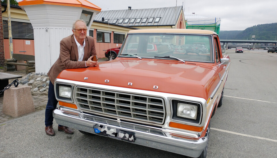AKTIV: Havnedirektør Einar Olsen har blitt pensjonist, men lite vitner om mangel på gjøremål. Foruten noen styreverv – og andre ting som måtte dukke opp – vil hans bilinteresse ta større plass. Her avbildet med en 1978 Ford F100, som da Einar Olsen kjøpte den fra Atlanta i Georgia, kun hadde hatt én eier. Bilparken inkluderer også en 1999 Chevrolet Corvette Cabriolet, 2005 Cadillac og en 2022 Ford Mustang Mack E.