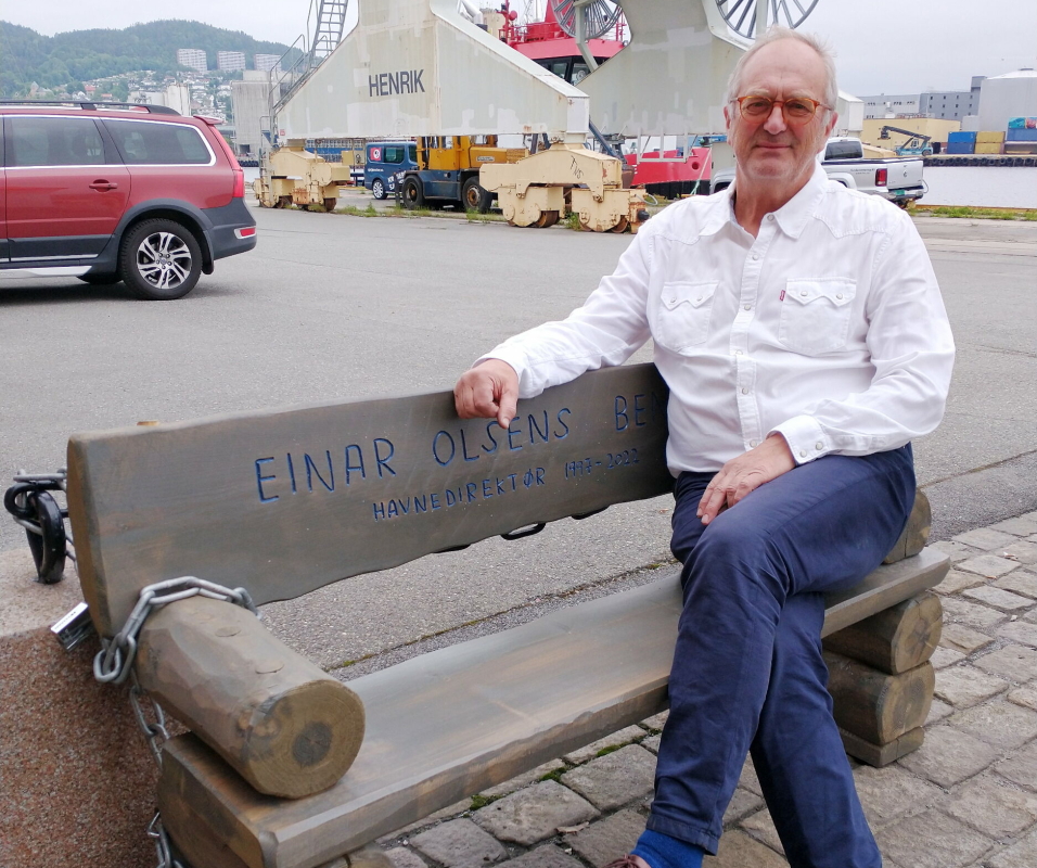HEDRET MED BENK: Tidligere havnedirektør Einar Olsen i Drammen fått en benk som enkelte andre historiske personer har fått det gjennom tidene, nasjonalt eller internasjonalt. Enn så lenge står benken plassert utenfor Skur 1, Drammen Havns maritime storstue. Planen er at den med tiden skal flyttes til et grøntområde i Fjordparken.