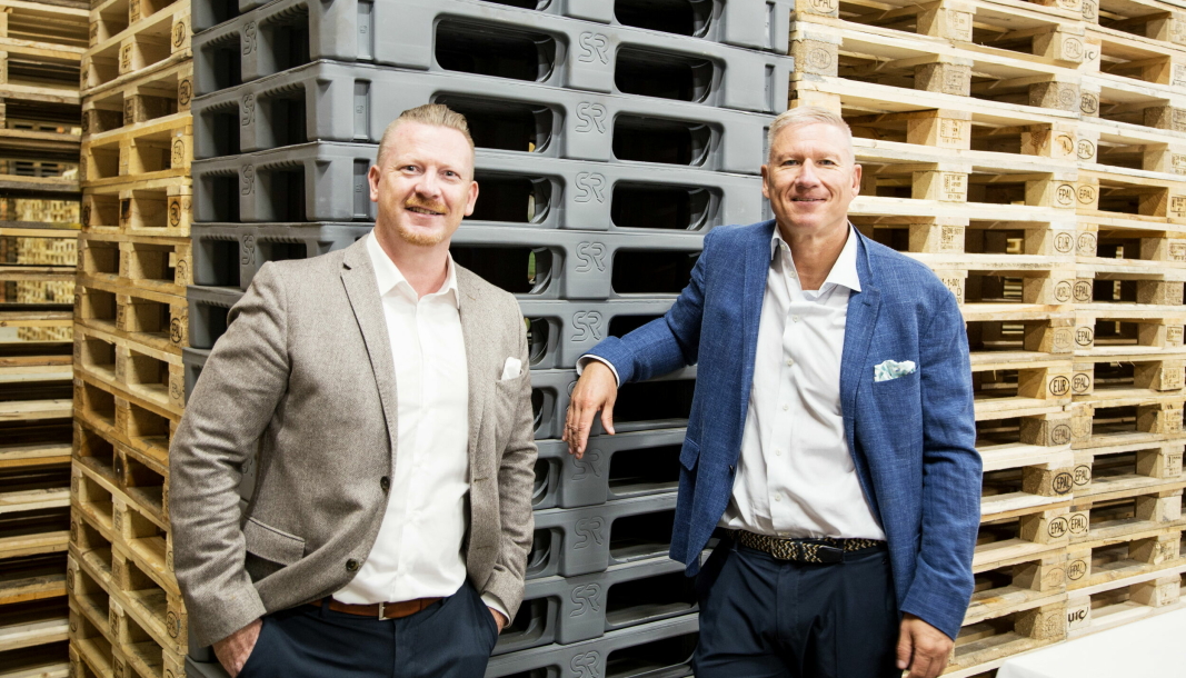Daniel Østbye og Søren Eriksen i SmartRetur skal tilby plastpaller til norsk industri, rett nok i svart farge i motsetning til de grå her som er tiltenkt det danske og finske dagligvaremarkedet.