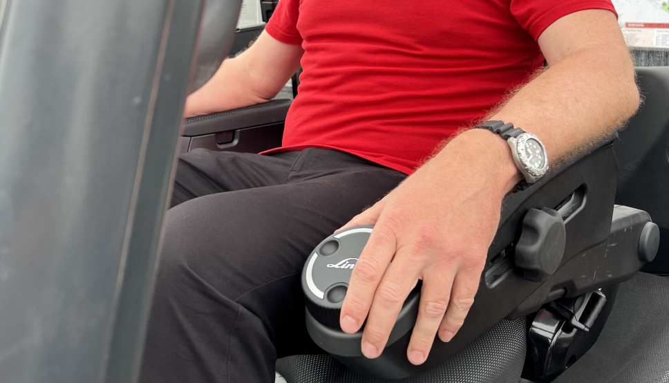 Med minirattet gjøres styringen av trucken kun med minimale bevegelser, noe føreren vil merke godt etter en endt arbeidsdag, opplyser Linde.