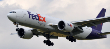 FedEx økte omsetningen, men lønnsomheten stupte