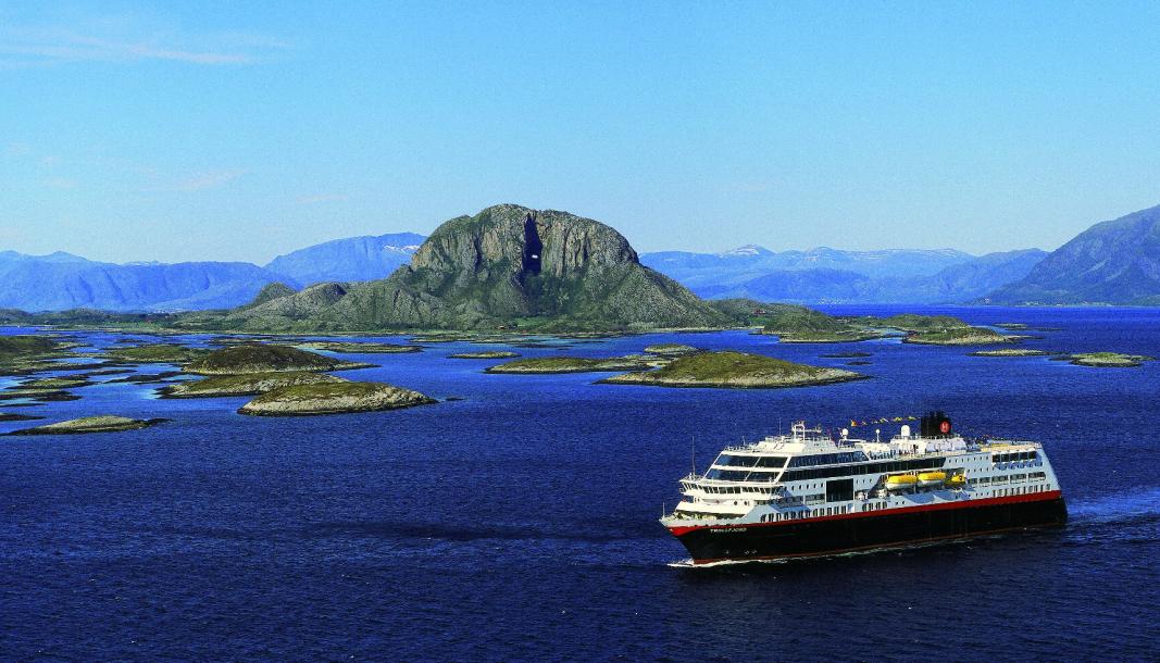 Hurtigruten Norge for første gang regelmessige seilinger fra Oslo med den såkalte Nordkappekspressen. Her passerer MS Trollfjord Torghatten.