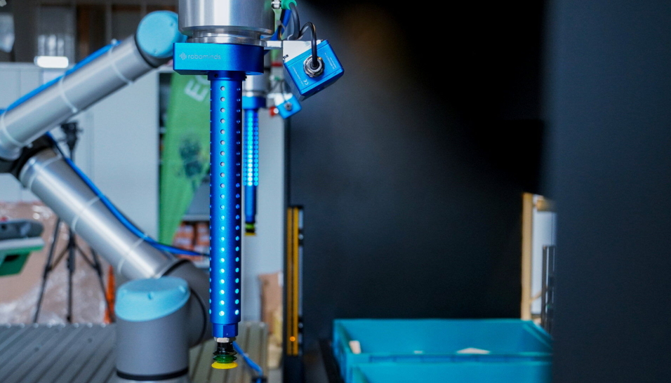 Robominds.NEUROS gjør det mulig å laste ned nye egenskaper til plukkroboten.