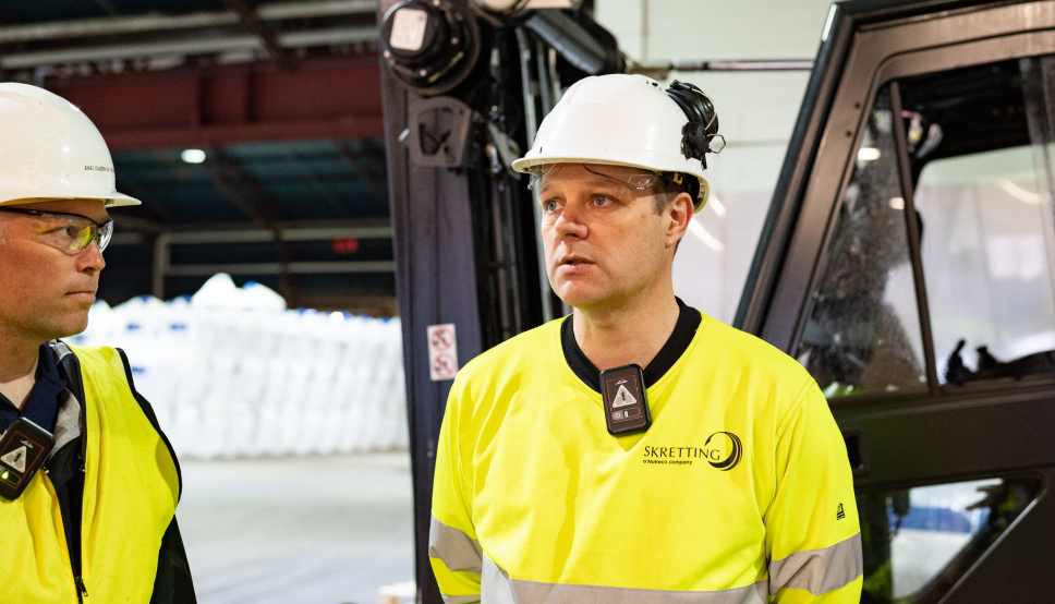 PERSONLIG SIKKERHET: Den kompakte radiosenderen varsler HMS-sjef i Skretting, Roar Helling (t.h.) og produktsjef i Hesselberg Truck, Stig André Fridlund, og andre fotgjengere umiddelbart om det er kjøretøy i nærheten.