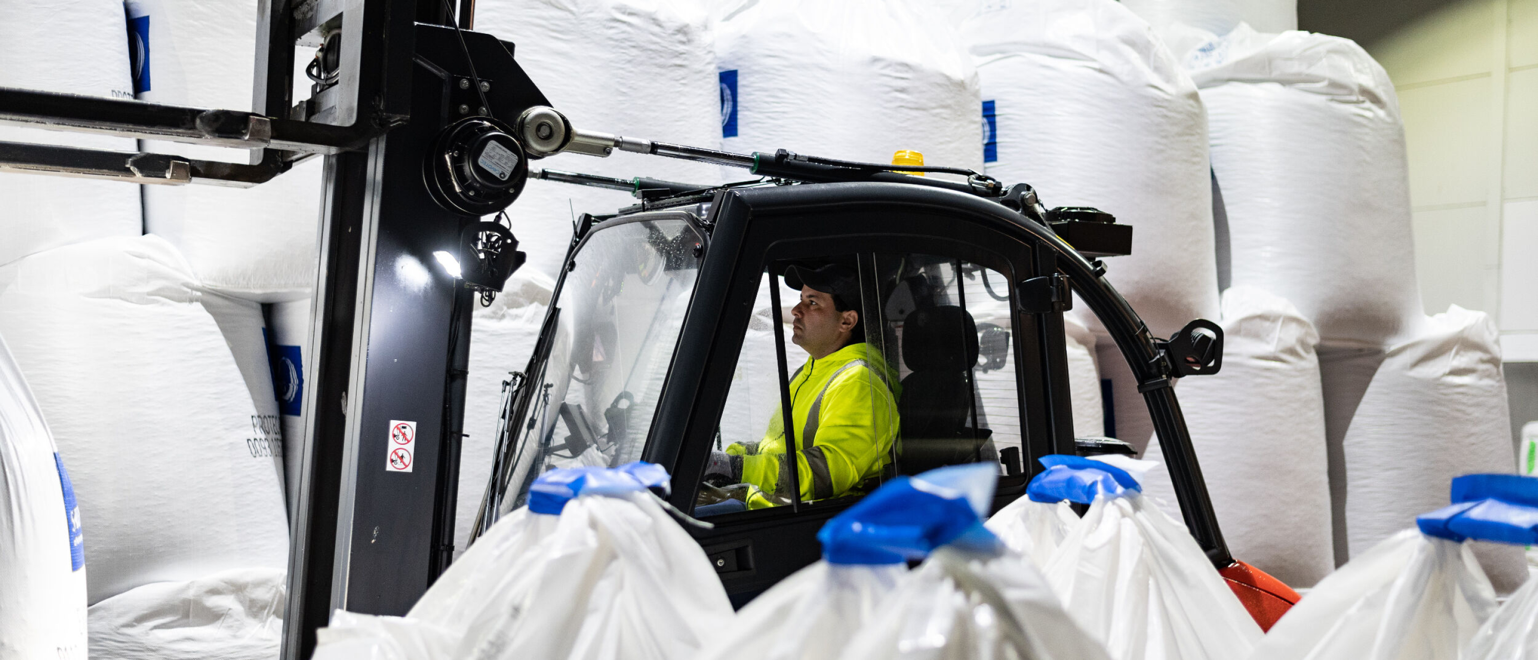 STORE SEKKER: Truckene hos Skretting håndterer store sekker med fiskefôr. Det kan gi utfordringer med sikten for førerne.