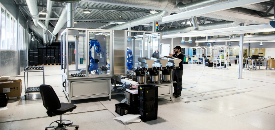 AUTOMATISERT: I fabrikken i Fredrikstad er produksjonsrobotene i ferd med å komme på plass. Rundt 85 prosent av produksjonsprosessen skal bli automatisert.