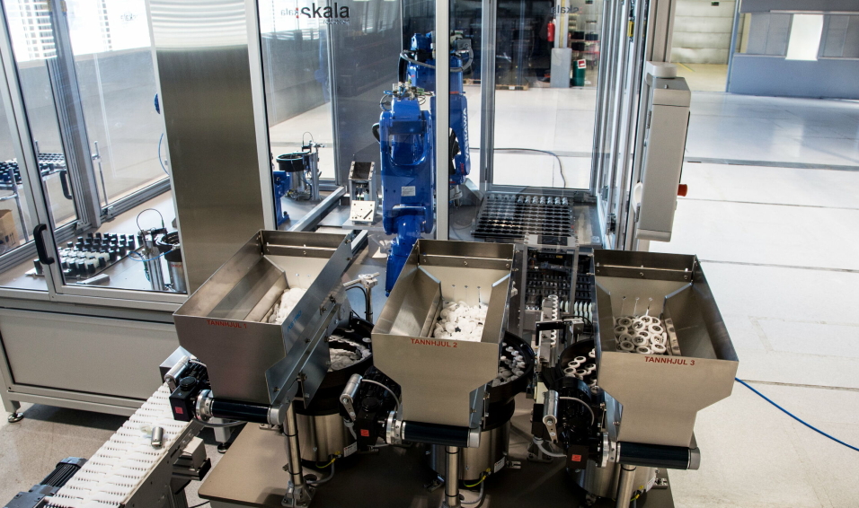 PROSESSEN: Produksjonsrobotene forsynes med deler ...